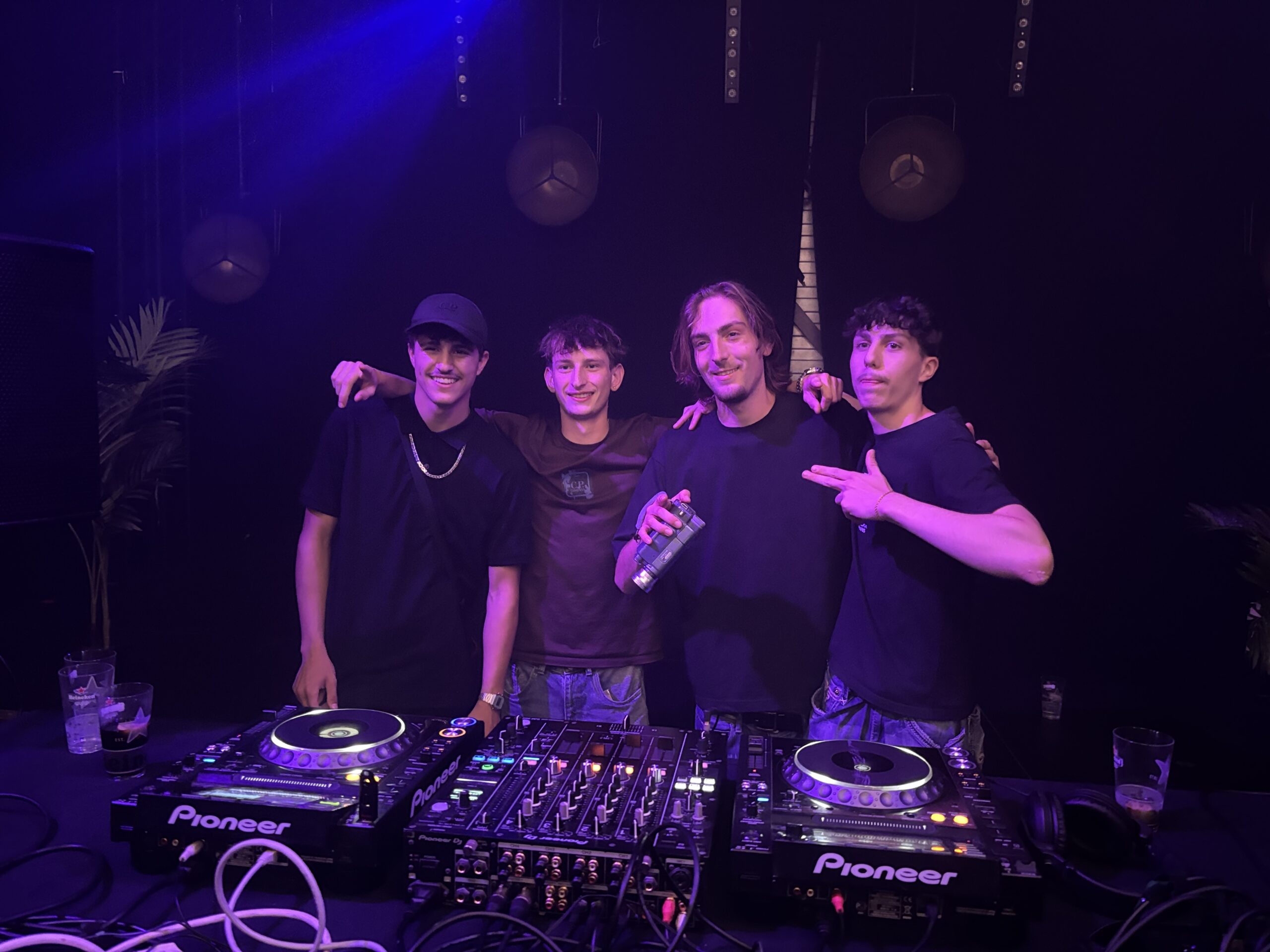 Het team van Doorhalen Events achter de dj-booth tijdens een feest.